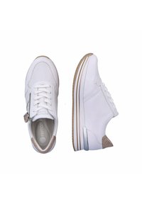 Weiße Sneaker mit perforiertem Obermaterial, Schnürverschluss, seitlichem Reißverschluss, beigen Akzenten und einer massiven Gummisohle mit beigen Streifen.