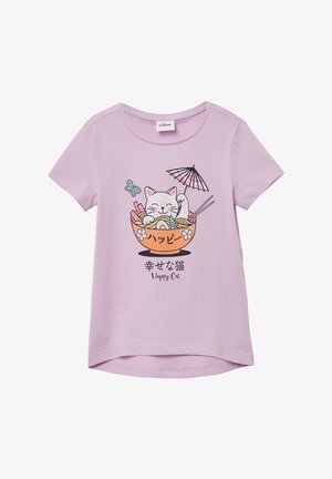 Lichtpaarse T-shirt met korte mouwen, versierd met een afbeelding van een kat in een kom noedels, vergezeld door een vlinder en een parasol ontwerp.