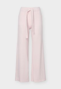 Φαρδιά παντελόνια σε απαλό ροζ χρώμα με πλαϊνές τσέπες και υφασμάτινη ζώνη δεμένη στη μέση, παρουσιάζονται σε απλό φόντο.