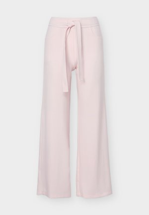 Pantalon large rose pâle avec poches latérales et ceinture en tissu nouée à la taille, présenté sur un fond uni.
