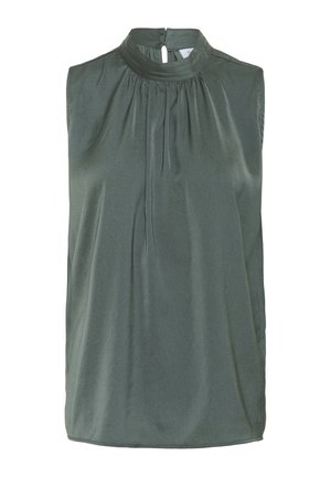 Blusa senza maniche di un verde scuro con collo alto arricciato e chiusura con bottone sul retro, realizzata in un tessuto liscio e leggermente lucido.