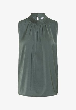 Ujjatlan, sötétzöld blúz, fodros, magas nyakkivágással és hátsó gombos záródással, sima, enyhén fényes anyagból.