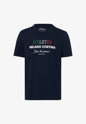 Granatowy t-shirt z krótkim rękawem, z okrągłym dekoltem, z napisem w zielonym, czerwonym i białym kolorze: "ATHLETICS MILANO CORTINA Dołącz do gier!"