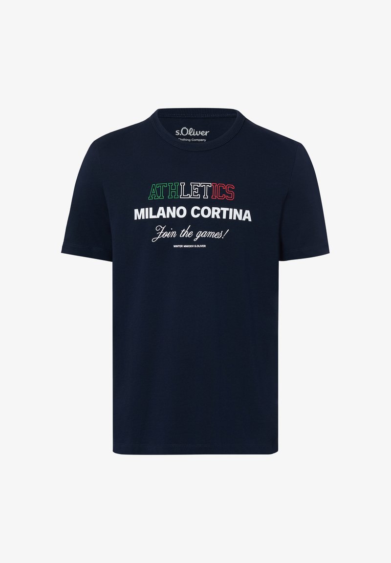 Granatowy t-shirt z krótkim rękawem, z okrągłym dekoltem, z napisem w zielonym, czerwonym i białym kolorze: "ATHLETICS MILANO CORTINA Dołącz do gier!"