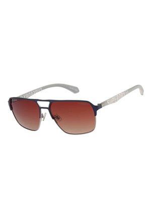 Schlichte rechteckige Sonnenbrille mit dunkelblauem Metallrahmen, braunen verlaufenden polarisierten Gläsern und weißen Bügeln mit Superdry-Logo.