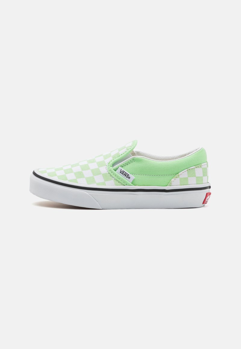 Grønne og hvite rutete slip-on Vans sneakers med gummisåle, med en subtil svart kant og et rødt logo merke på hælen.