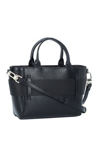 Schwarze Lederhandtasche mit einer glatten Oberfläche und einem strukturierten horizontalen Band. Verfügt über kurze Griffe und einen abnehmbaren Schultergurt. Silberne Hardware-Akzente.
