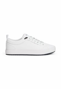 Weißer Sneaker mit einem glatten Lederoberteil, Schnürdesign und subtiler Logo. Verfügt über eine runde Zehenform und eine flache Gummisohle.