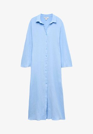 Vestido azul claro de manga larga con botones y cuello, hecho de tela texturizada, colgado recto contra un fondo blanco.