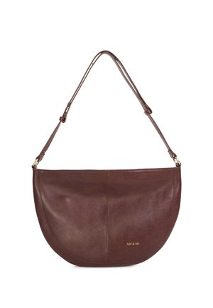 Sac à bandoulière demi-lune en cuir marron avec sangle réglable et petit logo doré "nat & nin" sur le devant en bas à droite.