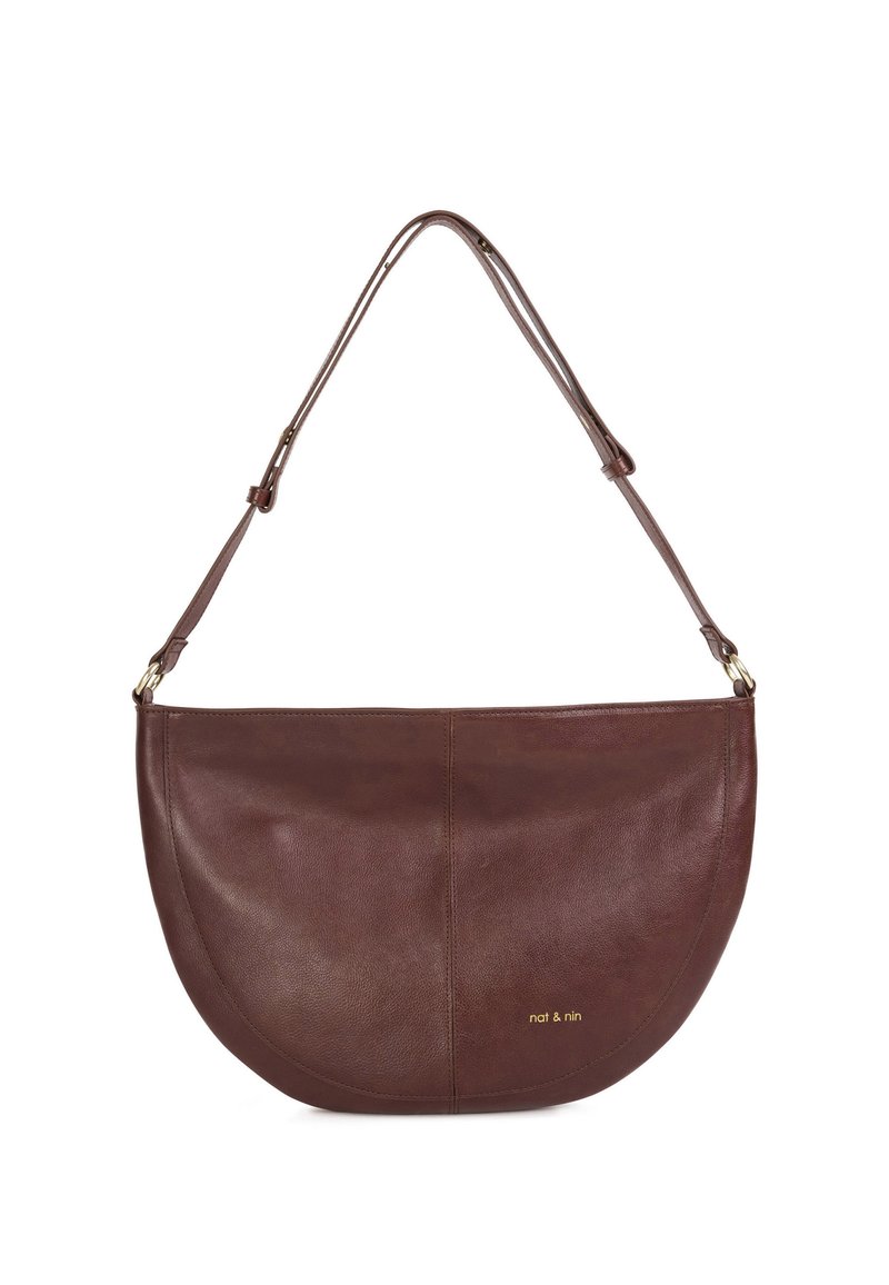 Borsa a tracolla a mezzaluna in pelle marrone con tracolla regolabile e piccolo logo dorato "nat & nin" sul lato anteriore inferiore destro.