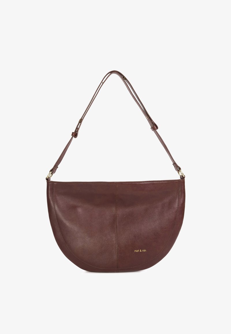 Borsa a tracolla a mezzaluna in pelle marrone con tracolla regolabile e piccolo logo dorato "nat & nin" sul lato anteriore inferiore destro.