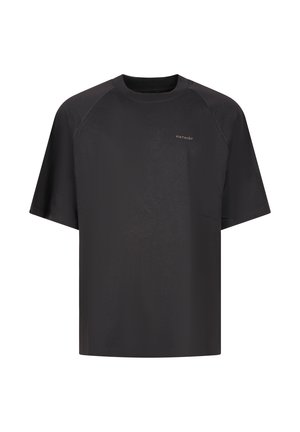 Camiseta negra de manga corta con cuello redondo y pequeño logo "PATRIOT" en el pecho superior izquierdo, diseño sencillo, mostrada sobre fondo blanco.