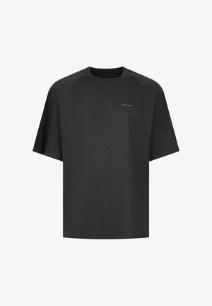 Camiseta negra de manga corta con cuello redondo y pequeño logo "PATRIOT" en el pecho superior izquierdo, diseño sencillo, mostrada sobre fondo blanco.