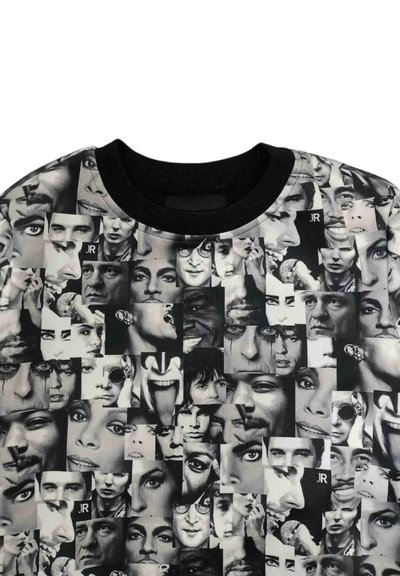 Felpa girocollo con un collage di volti in bianco e nero con espressioni diverse, tessuto sintetico e bordi neri a contrasto.