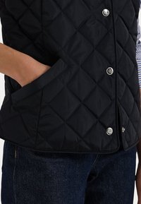 Lauren Ralph Lauren CREST PATCH QUILTED MOCKNECK VEST - Väst - dark navy