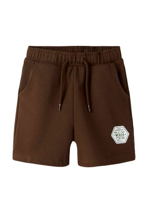 Short en coton marron avec taille élastique, cordon, deux poches avant et écusson hexagonal blanc sur la partie inférieure de la jambe droite.