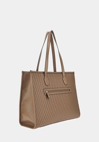 Borsa a spalla intrecciata beige con una superficie testurizzata, due manici robusti e una tasca frontale con zip. Ha una forma rettangolare e una base liscia.