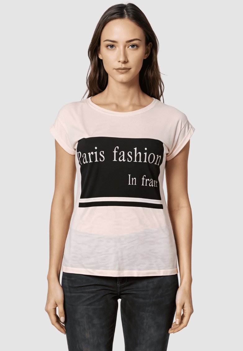 Camiseta de manga corta en rosa claro y negro, con un diseño gráfico que dice "Moda París" en letras negritas en el pecho.