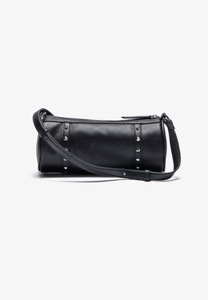Zwarte cilindrische leren crossbodytas met zilveren studs en verstelbare band op witte achtergrond.