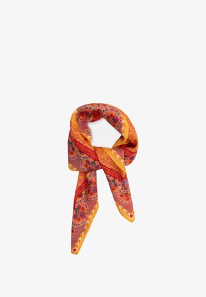 Zijden sjaal met oranje, rode en roze bloemen- en geometrische patronen, opgevouwen met uiteinden die naar beneden hangen tegen een witte achtergrond.