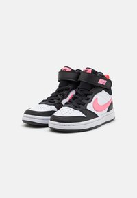 Nike högskurna sneakers med ett färgschema i svart, vitt och rosa, med perforerat tånät, vadderad krage och kardborreband.