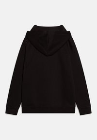 Sudadera negra, suave mezcla de algodón, mangas largas, bolsillo canguro frontal, puños y dobladillo acanalados, capucha ajustable con cordón, sin patrones.