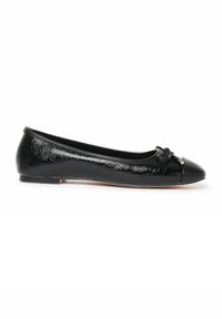 Bailarinas negras de cuero con un acabado de charol brillante, punta redonda y un lazo decorativo. Presentan una suela plana y un diseño elegante.