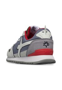 Sneaker rétro grigie e blu con materiali in suede e mesh, dettagli bianchi, fodera interna rossa e suola in gomma testurizzata. Marchio sul tallone.