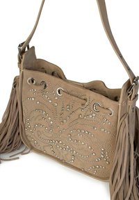 Borsa in suede beige con frange, borchie decorative in argento a motivi vorticosi e occhielli in metallo. Bordo superiore arrotondato, tracolla regolabile.