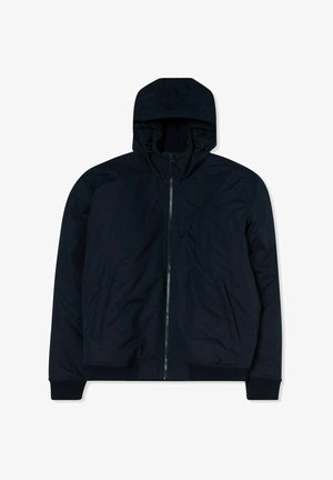 Giacca a vento blu scuro con cappuccio, zip frontale, polsini elasticizzati, due tasche laterali e una superficie esterna liscia. Design leggero e casual.