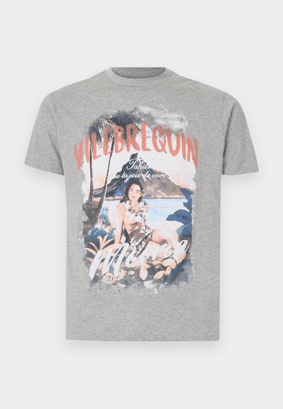 Pilkas medvilninis marškinėliai su spalvinga grafine spauda, vaizduojančia moterį paplūdimyje su palmėmis ir tekstu "VILEBREQUIN" ir "Moorea."