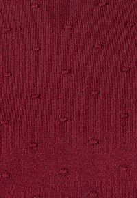 Calzini bordeaux con un motivo testurizzato, caratterizzato da piccoli punti in rilievo. Realizzati in materiale lavorato a maglia, offrono una finitura morbida.