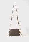 FREDDIE SM DOME CHN XBODY - Τσάντα χιαστί - brown/acorn