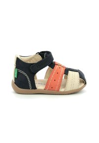 Kindersandalen met zwarte, oranje en beige leren banden, open teen ontwerp, klittenbandsluiting en een gestructureerde bruine rubberen zool.