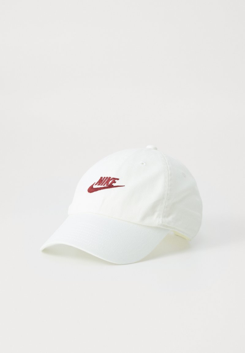 Biela bavlnená šiltovka na baseball s nastaviteľným remienkom, s červeným vyšitým logom Nike vpredu a hladkým šiltom.