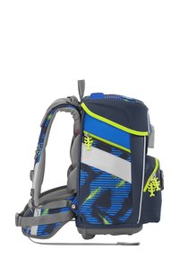 Sac à dos en tissu bleu et gris, avec des accents verts, des motifs géométriques, des bretelles réglables, des fermetures éclair, et un compartiment latéral pour le stockage.