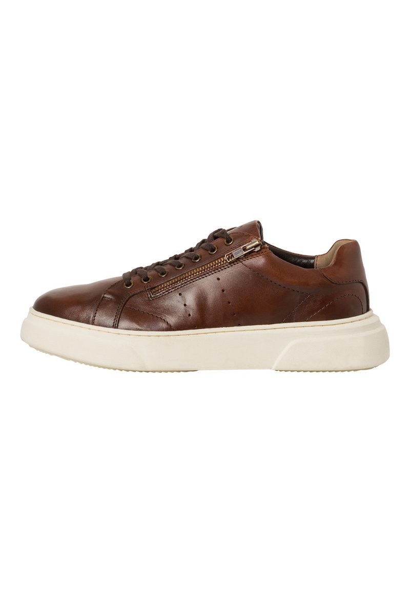 Baskets en cuir marron avec une semelle en caoutchouc blanche, présentant un embout rond, un système de laçage et un détail de fermeture éclair métallique sur le côté.