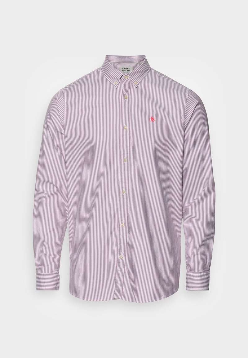 Camicia da uomo a maniche lunghe con bottoni, in tessuto a righe verticali sottili lilla e bianche, con un piccolo logo ricamato rosso sul petto.