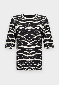 Mustvalge lühikeste varrukatega topp, millel on julge tiigri triipude muster, ümara kaelusega ja pehme tekstuuriga kangas.