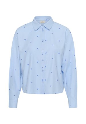 Blouse bleu clair à boutons avec petits motifs de cœurs bleu foncé, manches longues et col à revers. Confectionnée dans un tissu lisse.