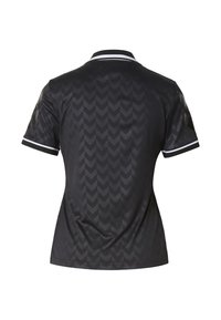 Polo noir avec un motif chevron, manches courtes et accents blancs sur le col et les ourlets des manches. Tissu lisse et léger.