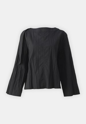 Čierny top s dlhým rukávom z krčeného materiálu s voľným strihom, s širokým výstrihom a detailom viazania na ľavom pleci.