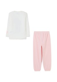 Blusa blanca de manga larga con sutiles patrones de corazones y parches de corazón rosa en los codos, combinada con pantalones de cintura elástica en rosa claro.