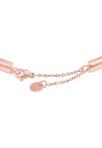 Collier en or rose avec un pendentif cylindrique lisse, doté d'un fermoir à homard et d'une chaîne délicate. Accompagné d'une petite étiquette.