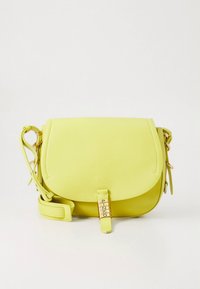 Gul läderväska med korsrem och en vikbar klaff, detaljer i guld, sidoband och justerbar rem. Mjuk struktur och kompakt design.