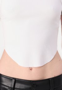 Good American MICRO TANK - Μπλούζα - white