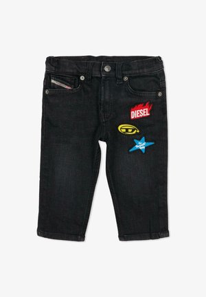 Jeans in denim nero con taglio dritto, caratterizzati da toppe colorate tra cui la scritta "DIESEL", un cerchio giallo e una stella blu sul davanti.