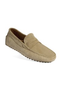 Wildleder-Pantoletten in hellem Beige, mit einem Mokassin-Design, einer Schlupfform und einer Gummisohle mit Noppen für guten Halt.