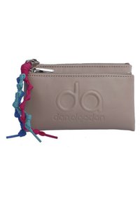 Billetera de cuero beige con logo embossado, que cuenta con dos compartimentos con cremallera y una correa trenzada multicolor texturizada para un manejo fácil.
